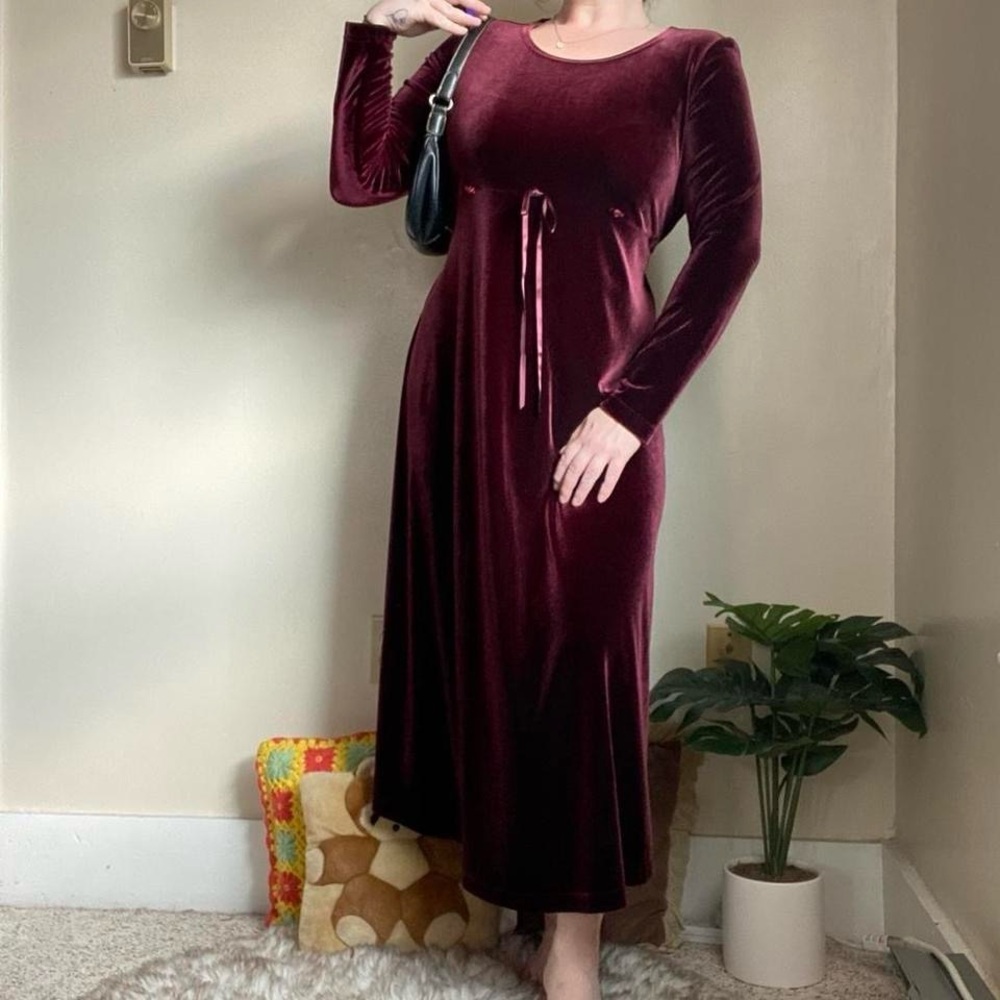SOLDVintage deep red velvet long sleeve maternity dressSOLD - Picture 6 of 8